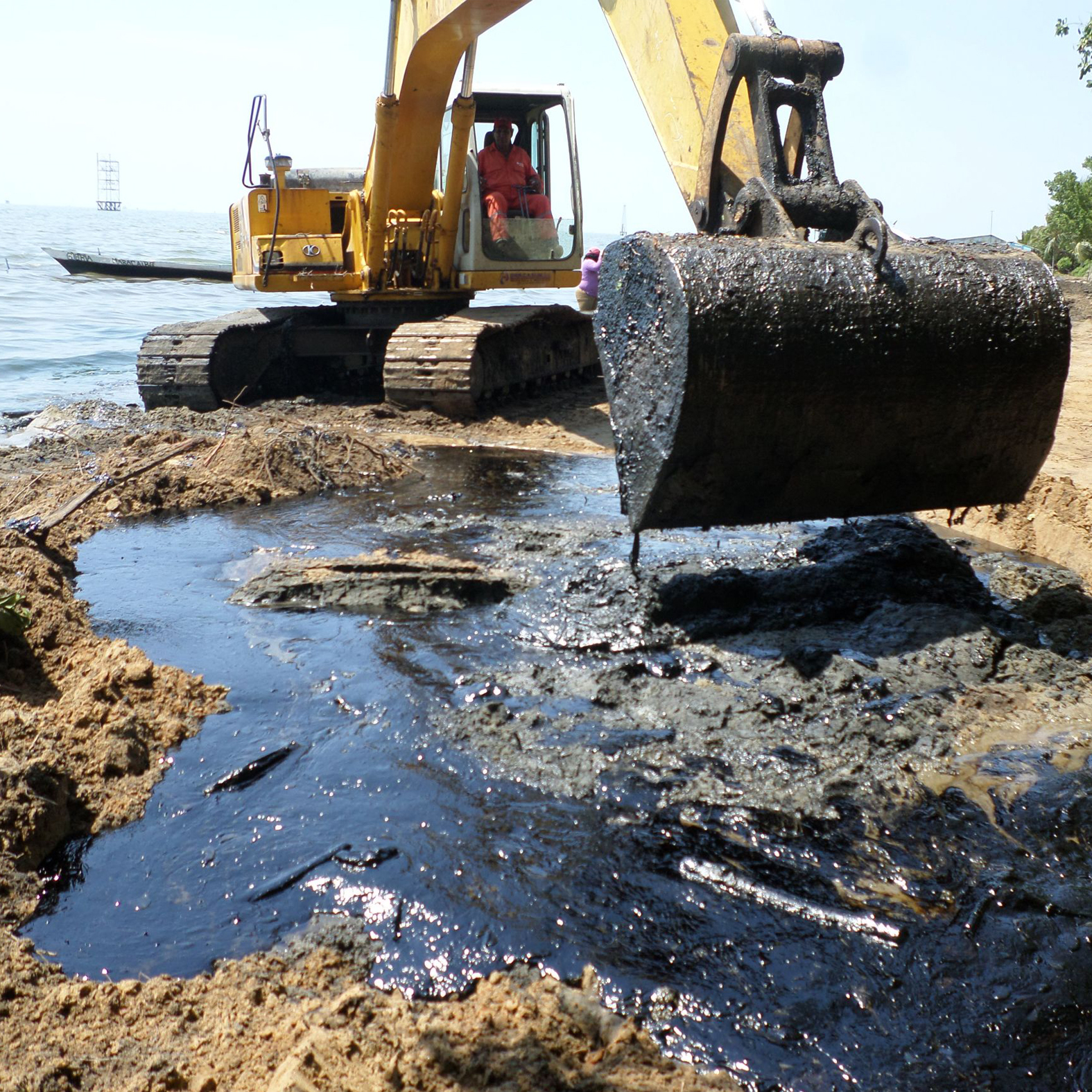 Saneamiento y control de derrames de hidrocarburos en tierra y en cuerpos de agua.