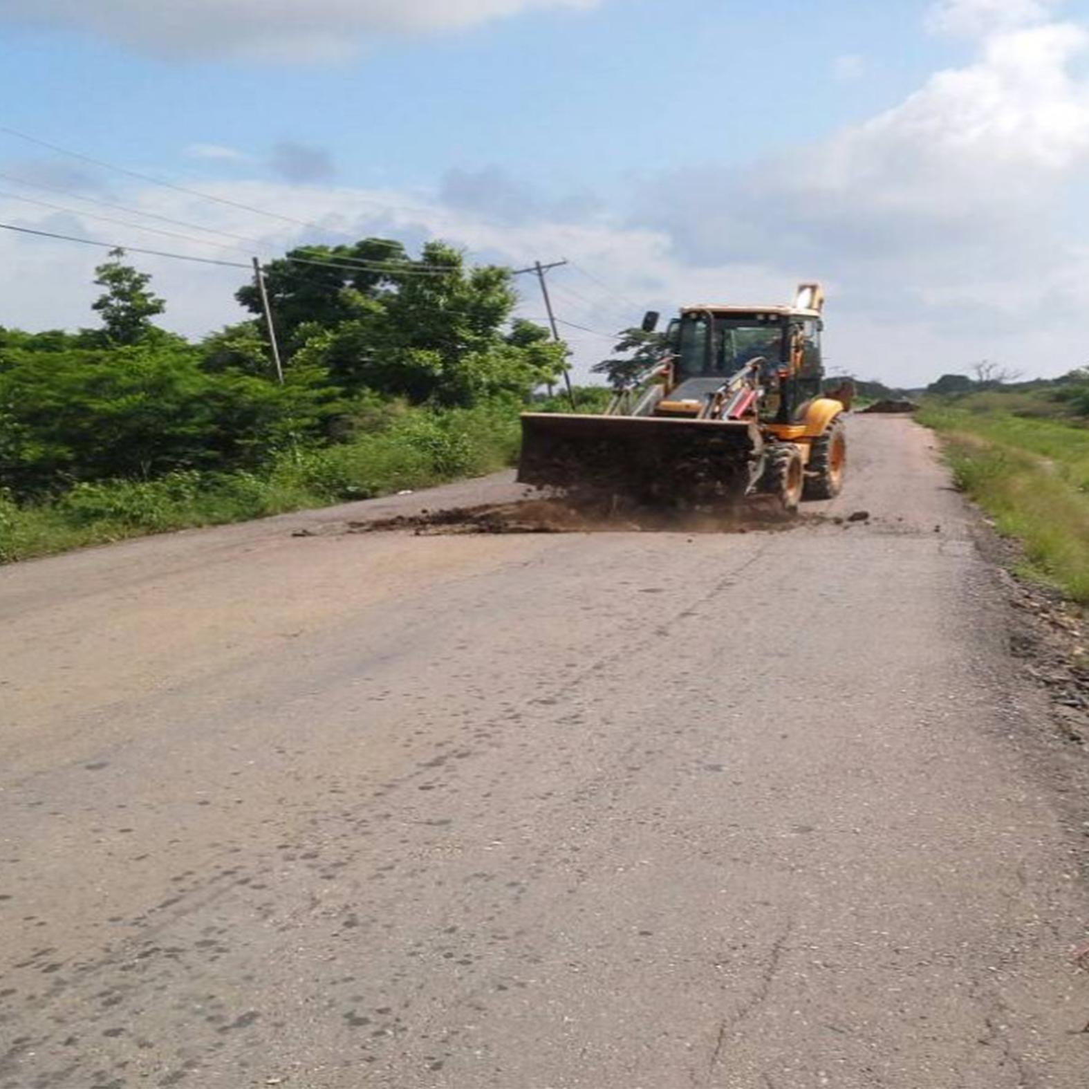 Suelotec realiza labores de bacheo en las principales calles de sector El aserradero